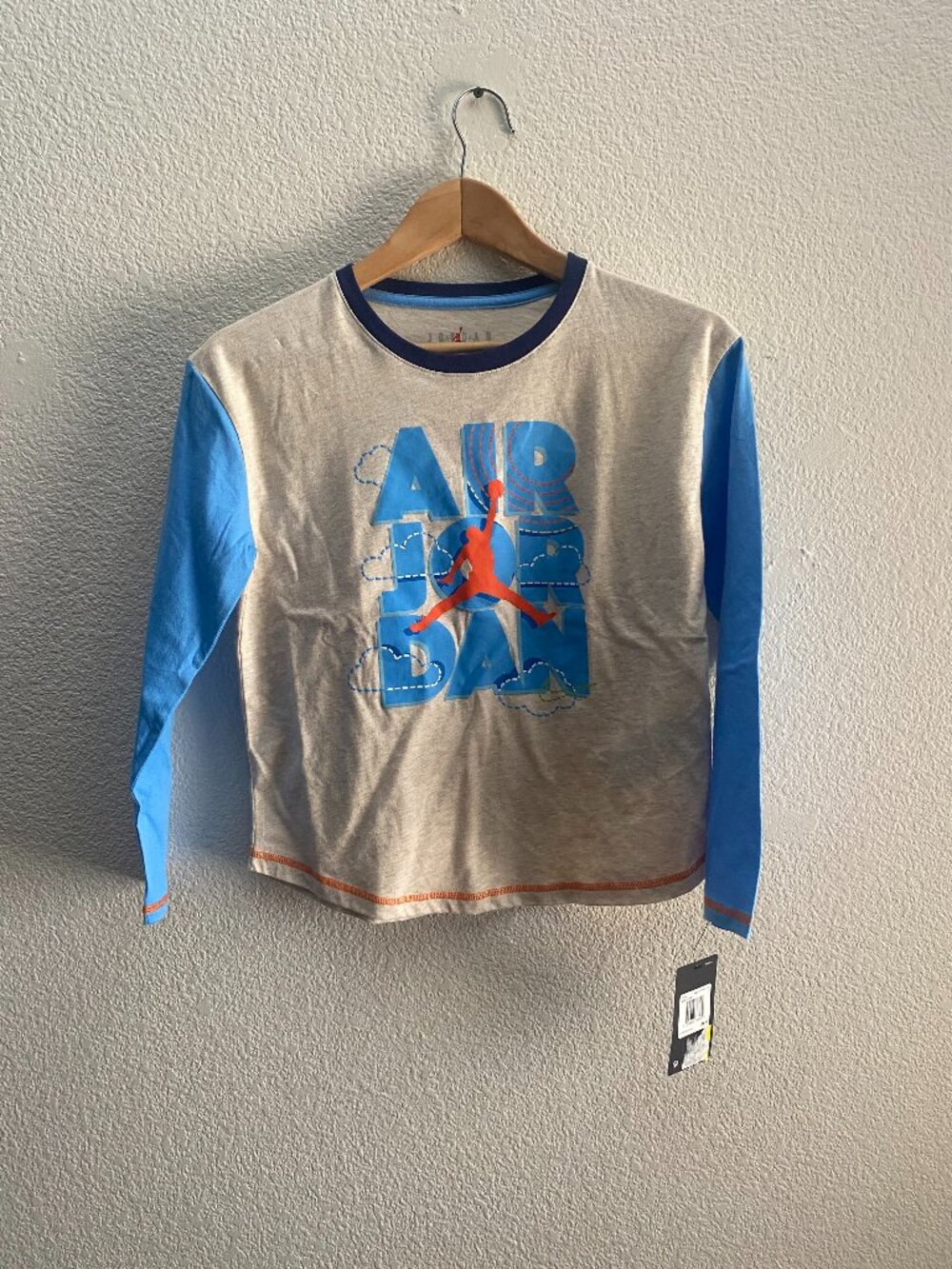 NWT Jordan Brand Girls Long Sleeve Shirt Air Jordan Size Large NEW 45B842-W67